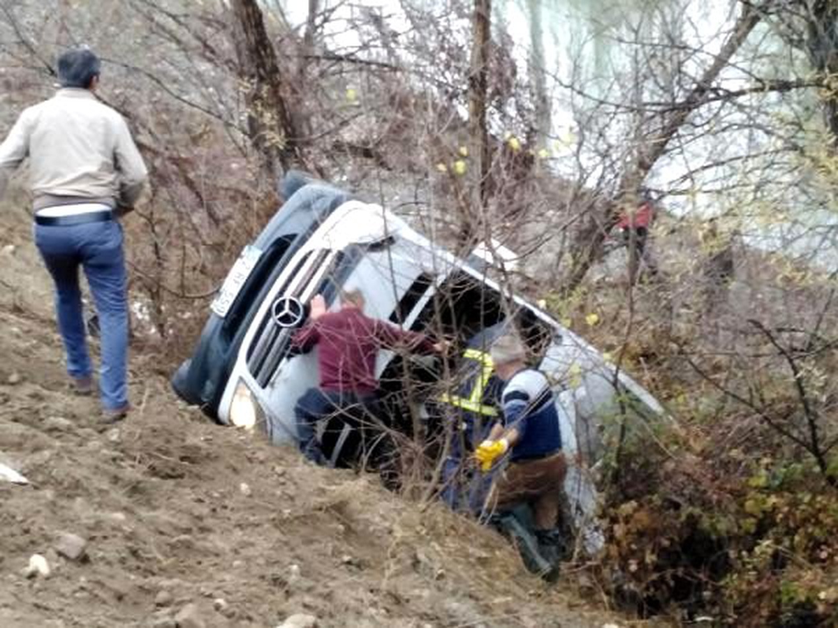 Kadın hentbol takımını taşıyan minibüs kaza yaptı: 2 ölü, 14 yaralı