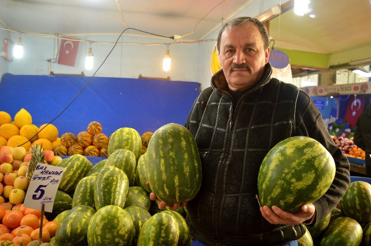 Karpuz hala tezgahlardaki yerini koruyor