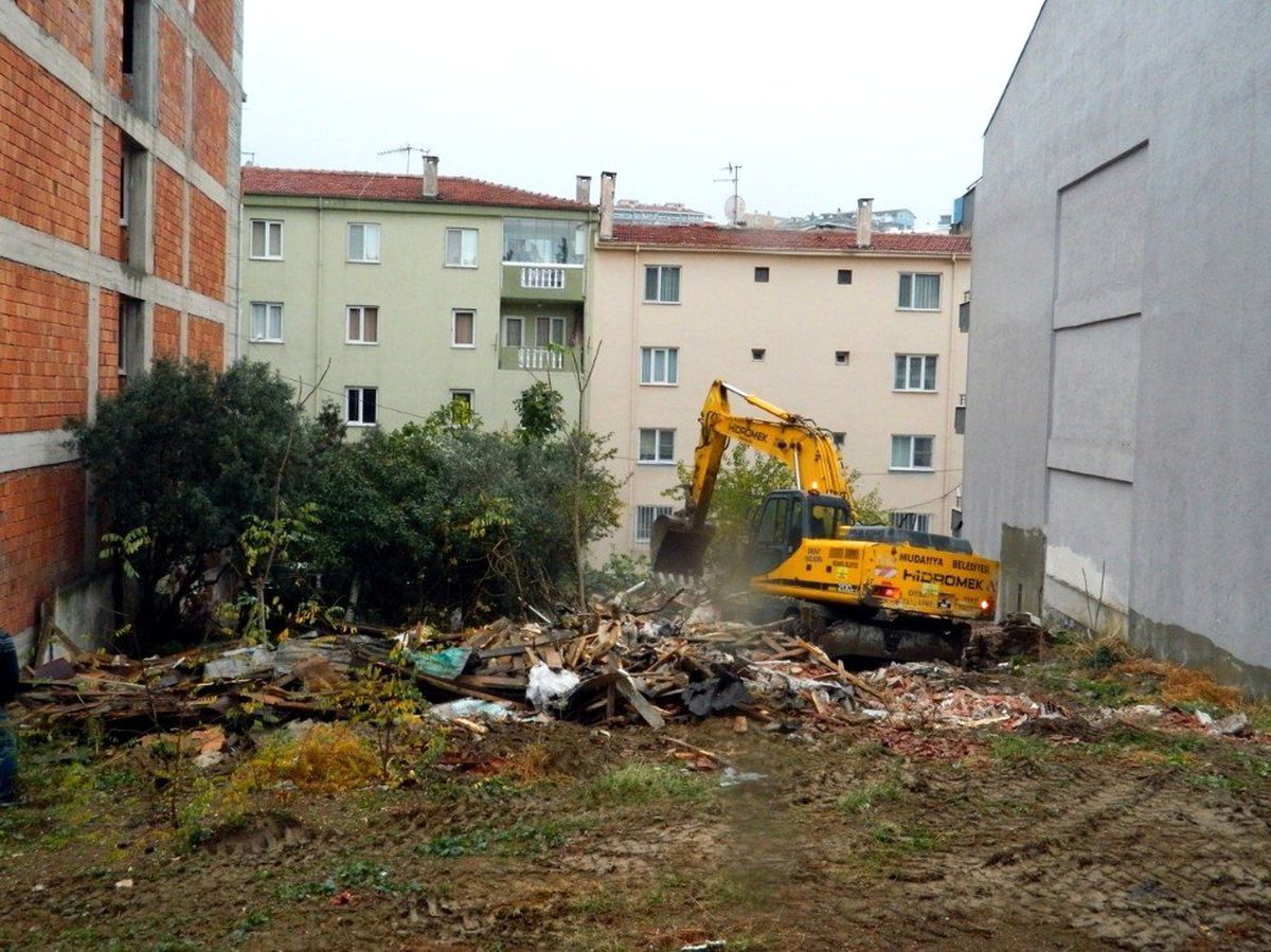 Mudanya\'da tehlike oluşturan evler yıkılıyor