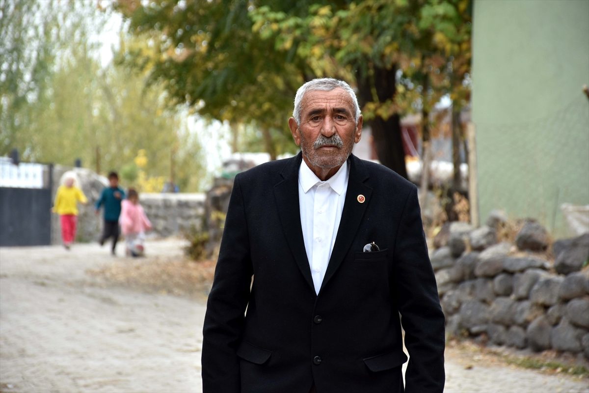 Muşlu muhtar amcasından aldığı mührü 62 yıldır taşıyor