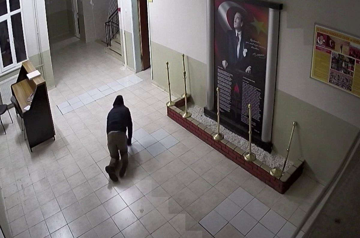 Okula giren hırsız, dışarıdan görünmemek için emekleyerek üst kata çıktı