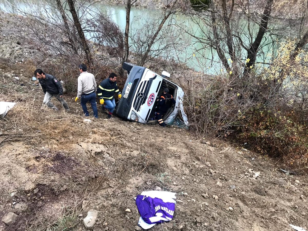 Ordu\'dan Yozgat\'a maça giden hentbol takımını taşıyan minibüsün Yozgat\'ın Aydıncık ilçesinde...
