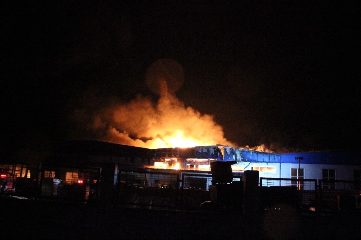 Otomotiv yan sanayi fabrikasındaki yangın devam ediyor