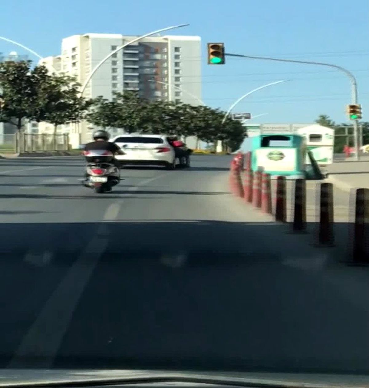 (Özel) İstanbul\'da patenli gencin tehlikeli yolculuğu kamerada