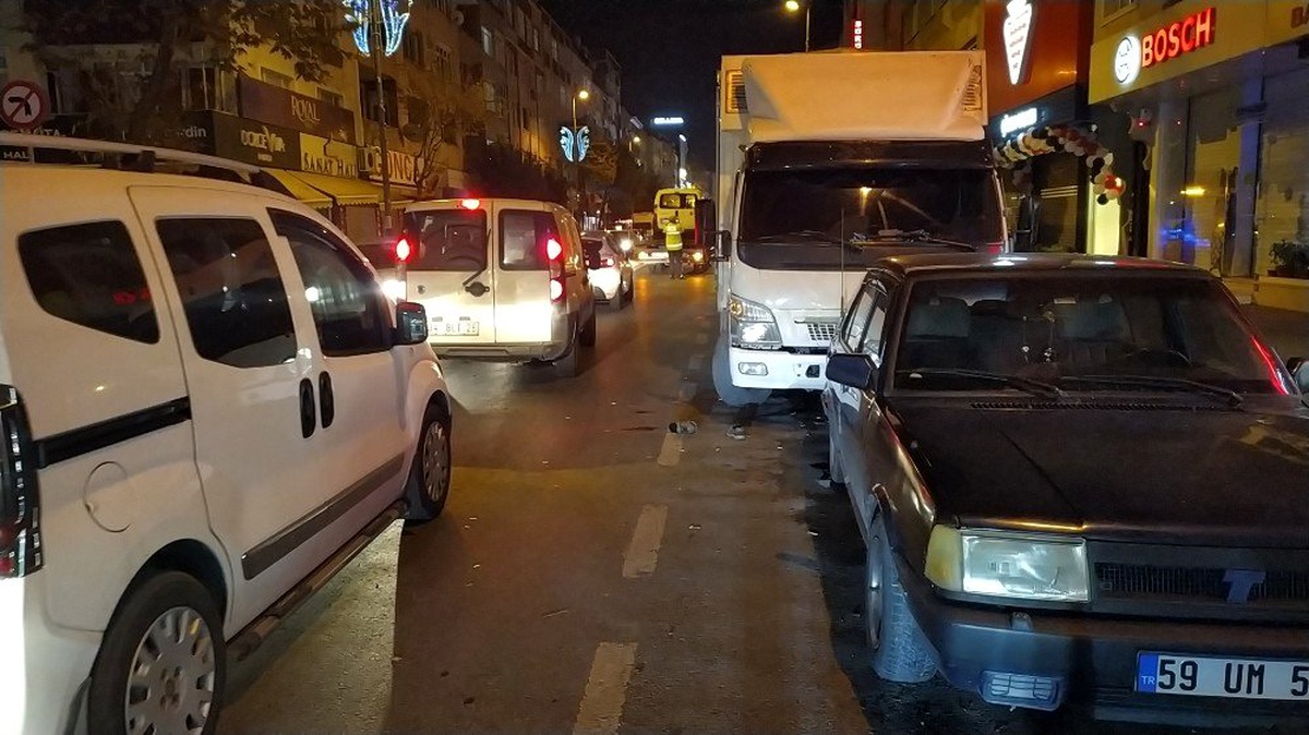 (Özel) Para bozdurmak için kuaförden çıkan çocuğa otomobil çarptı