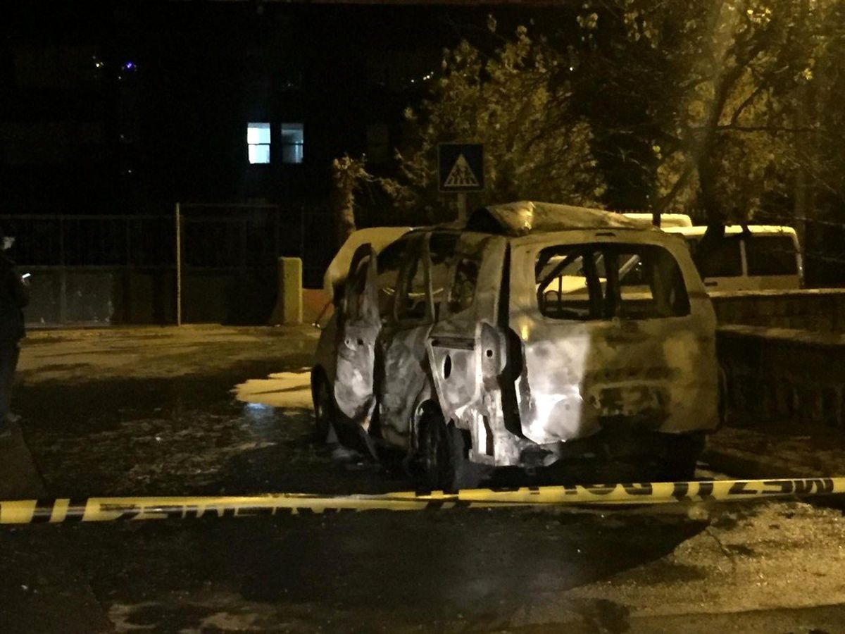 Park halindeki araç cayır cayır yandı