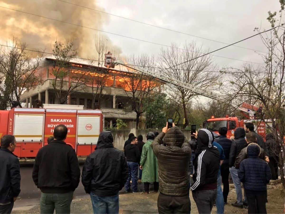 Sakarya\'da çıkan yangında çatı katı alev alev yandı