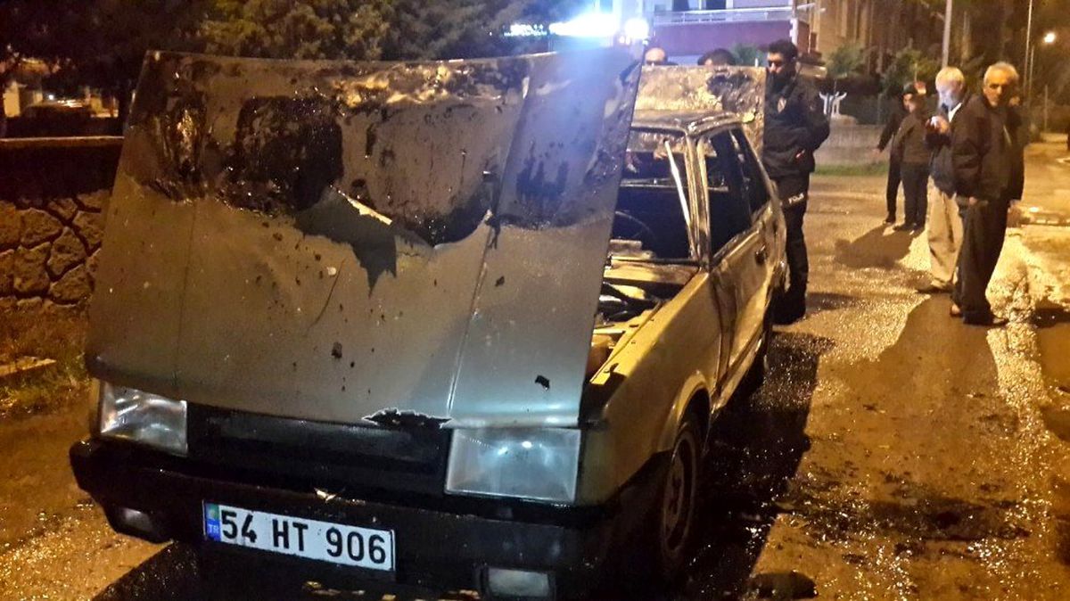 Sakarya\'da seyir halinde alev alan otomobil yandı