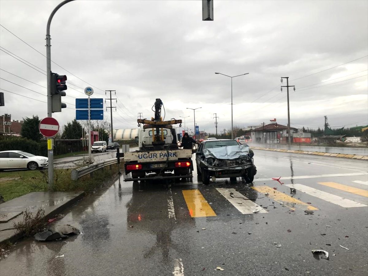 Sakarya\'da trafik kazasında iki kişi yaralandı