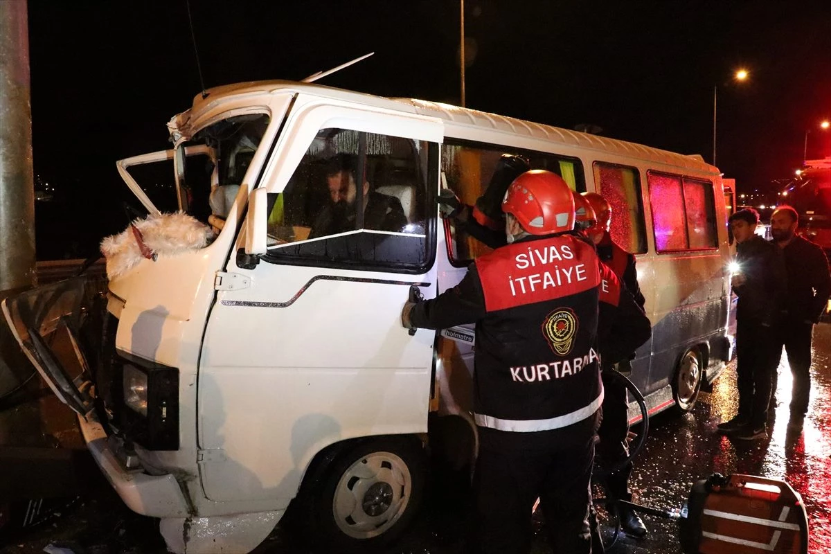 Sivas\'ta bariyerlere çarpan minibüsün sürücüsü yaralandı