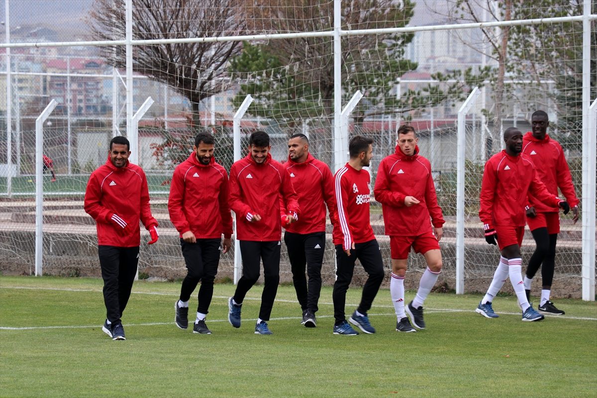 Sivassporlu futbolcu Fatih Aksoy: "Ligi lider götürmek istiyoruz"