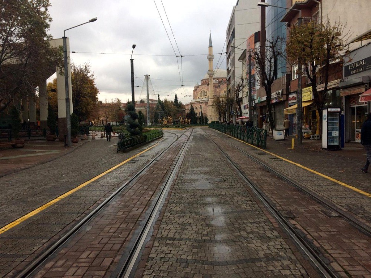 Soğuk hava ve yağış pazar günü eve hapsetti