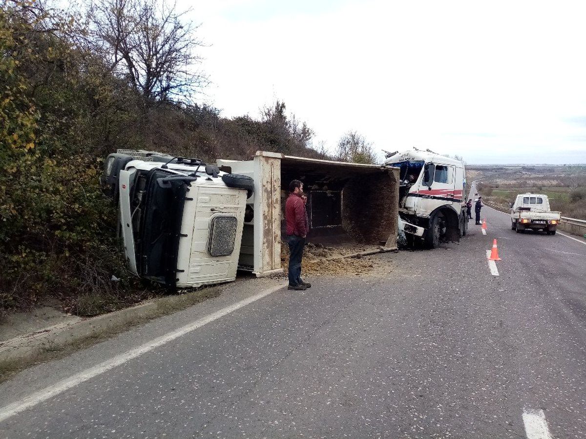Süt tankeri çarpıştığı kamyonu devirdi: 2 yaralı