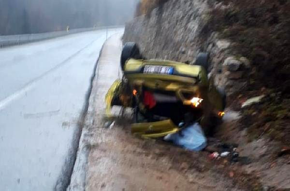 Takla atan otomobil ters döndü; sürücü kaçtı, 2 kişi yaralandı
