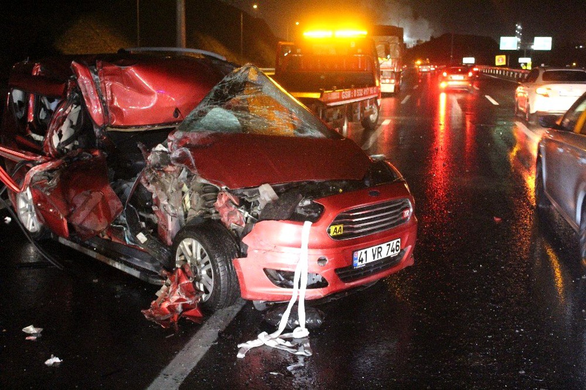 TEM Otoyolu\'nda feci kaza: 1 ölü, 5 yaralı
