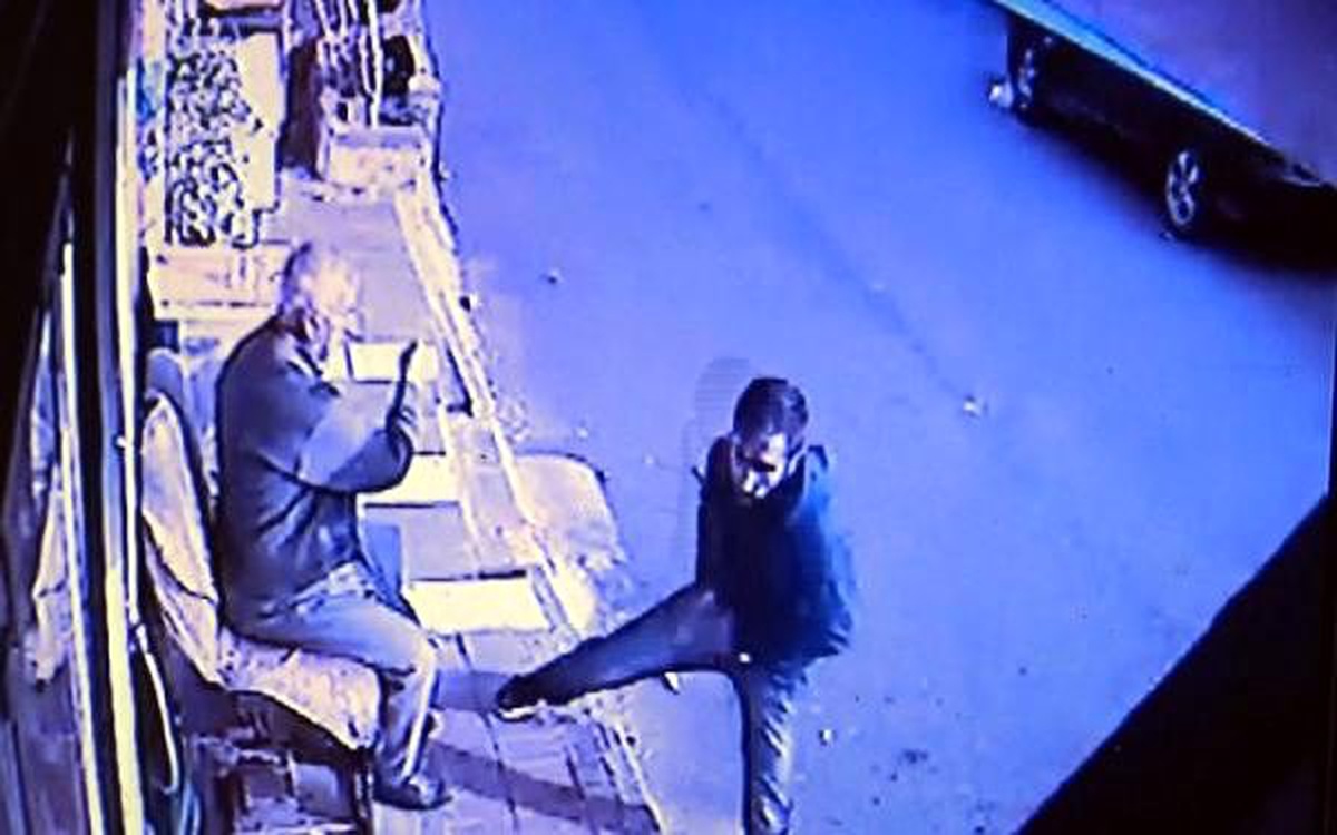 Tokalaşma bahanesiyle para çalan şüpheliyi, ailesi polise teslim etti