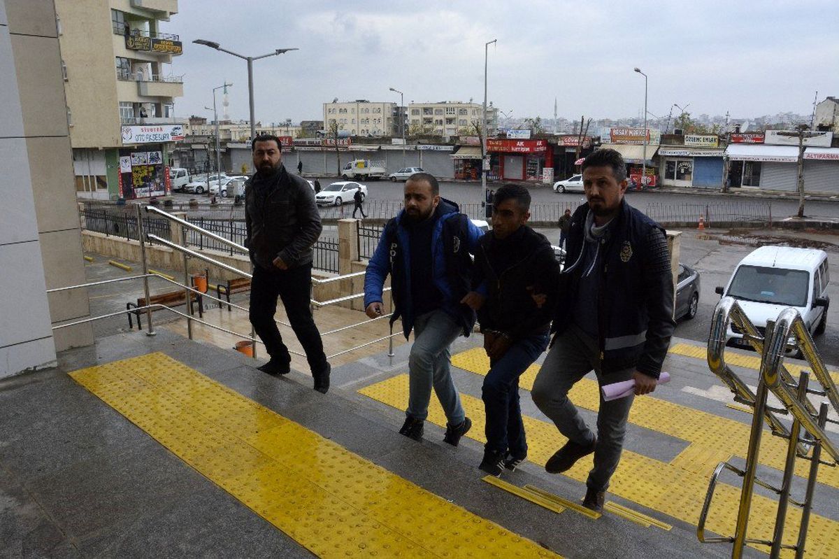 Tokalaşma bahanesiyle yaklaştı, yaşlı adamın emekli maaşını çaldı