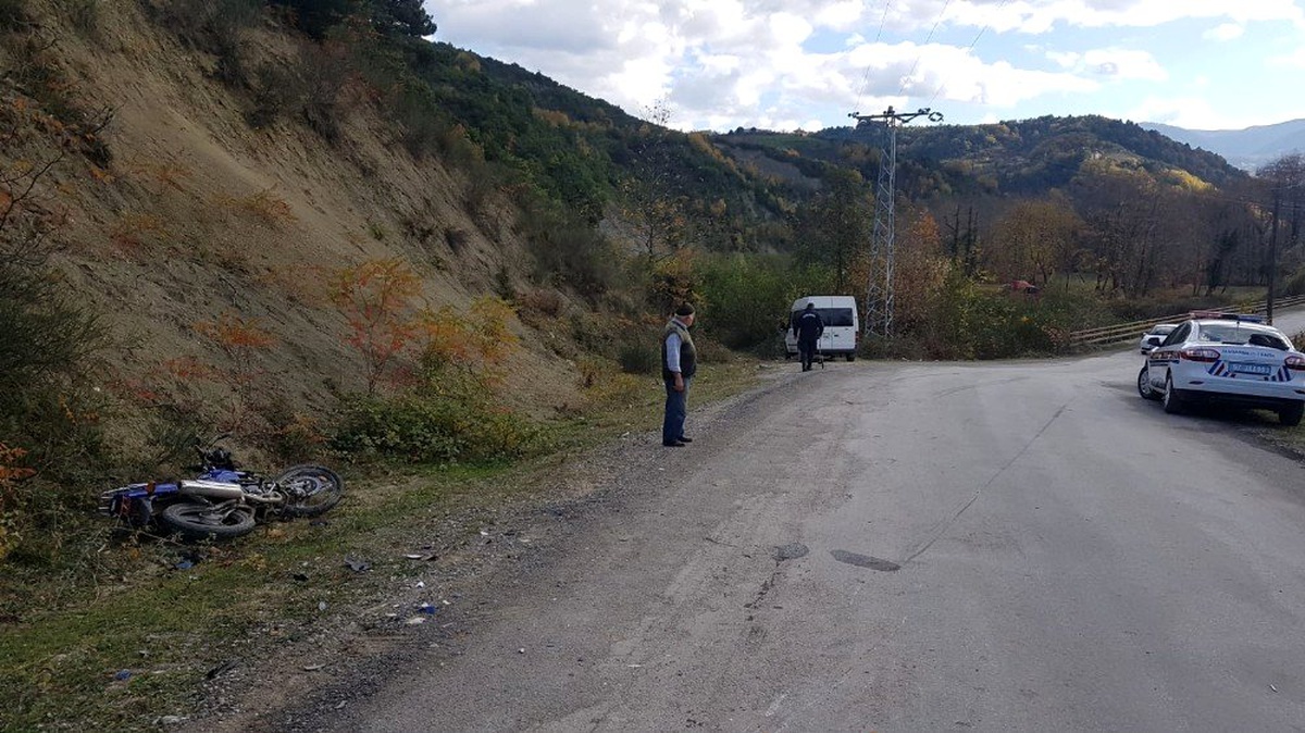 Türkeli\'de motosiklet ile minibüs çarpıştı: 1 yaralı