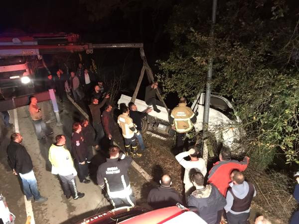 Uçuruma savrulan kamyonet, ağaca çarpınca devrilmedi