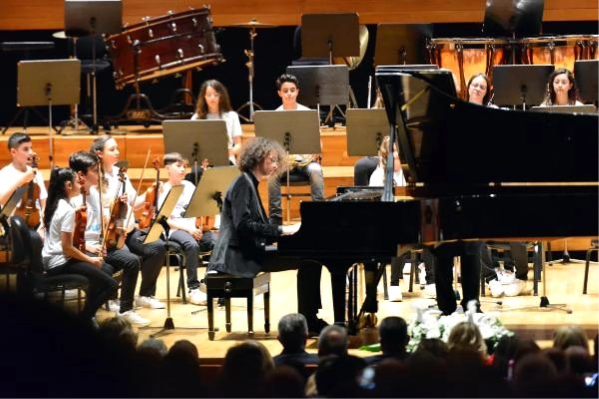 Yorglass Barış Çocuk Senfoni Orkestrası, piyanist Can Çakmur\'a eşlik etti