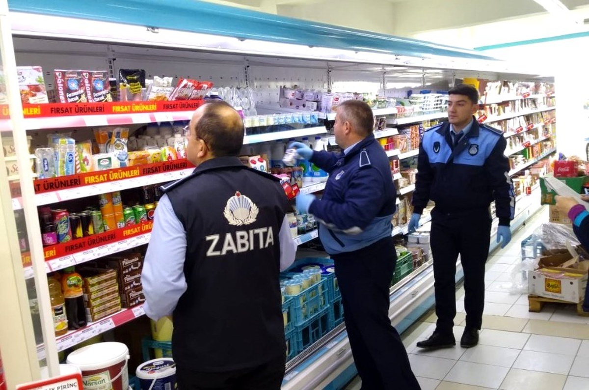 Zabıta ekipleri raflardaki ürünleri inceledi
