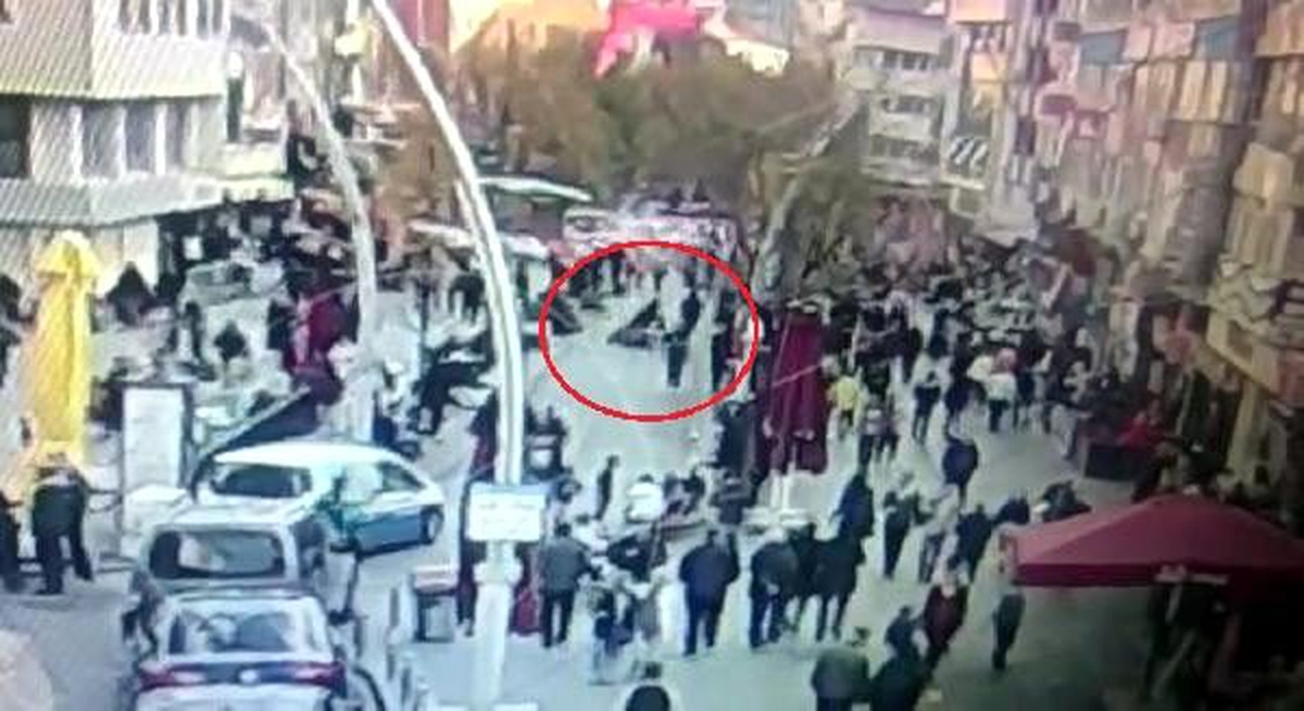 Zeytinburnu\'nda motosikletin 3 yaşındaki kıza çarpma anı kamerada