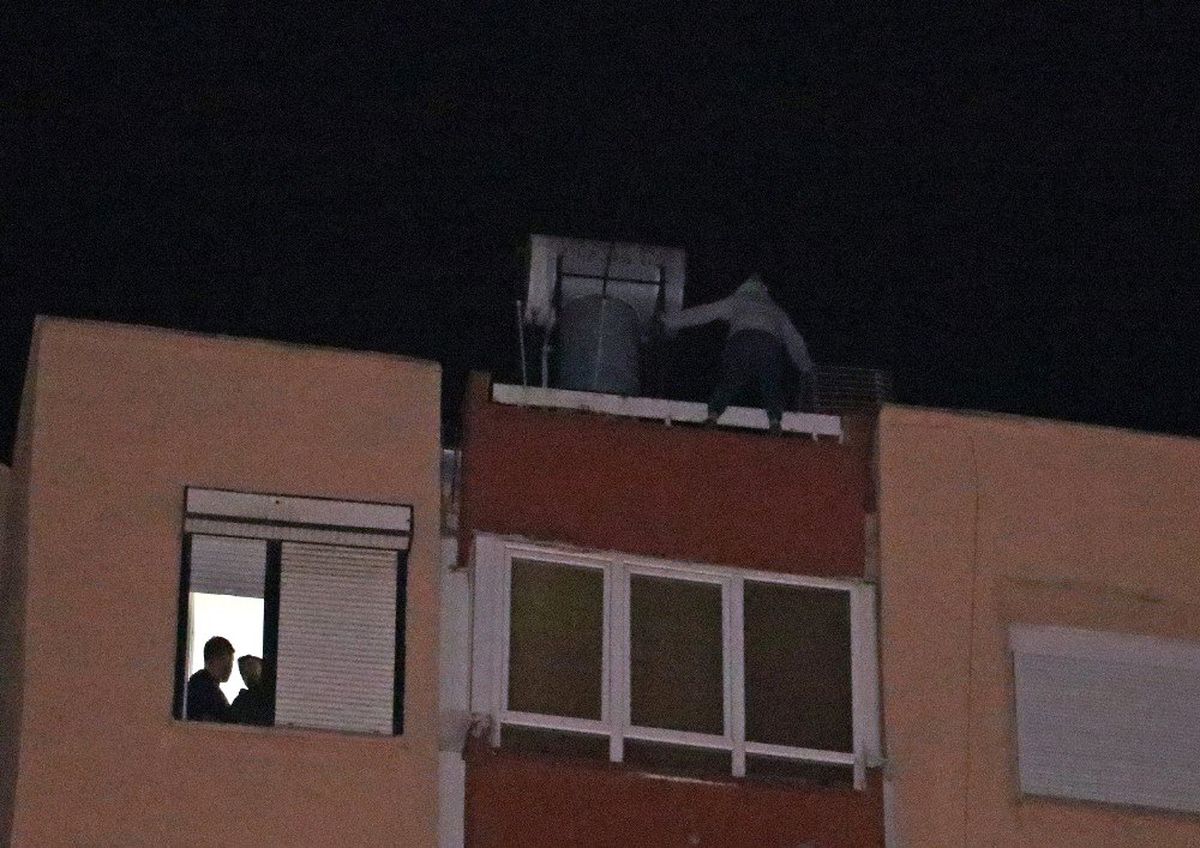 12 katlı apartmanın çatısından aşağı sarkan genç kadını film izler gibi izlediler