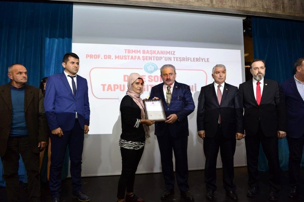 1980\'li yıllardan beri çözülemiyordu, tapuları Meclis Başkanı dağıttı