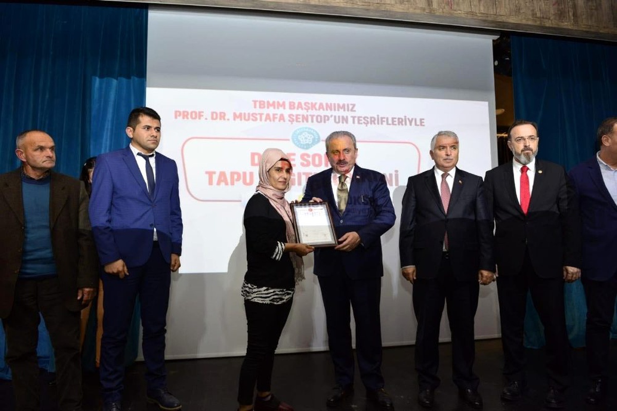 1980\'li yıllardan beri çözülemiyordu, tapuları Meclis Başkanı dağıttı