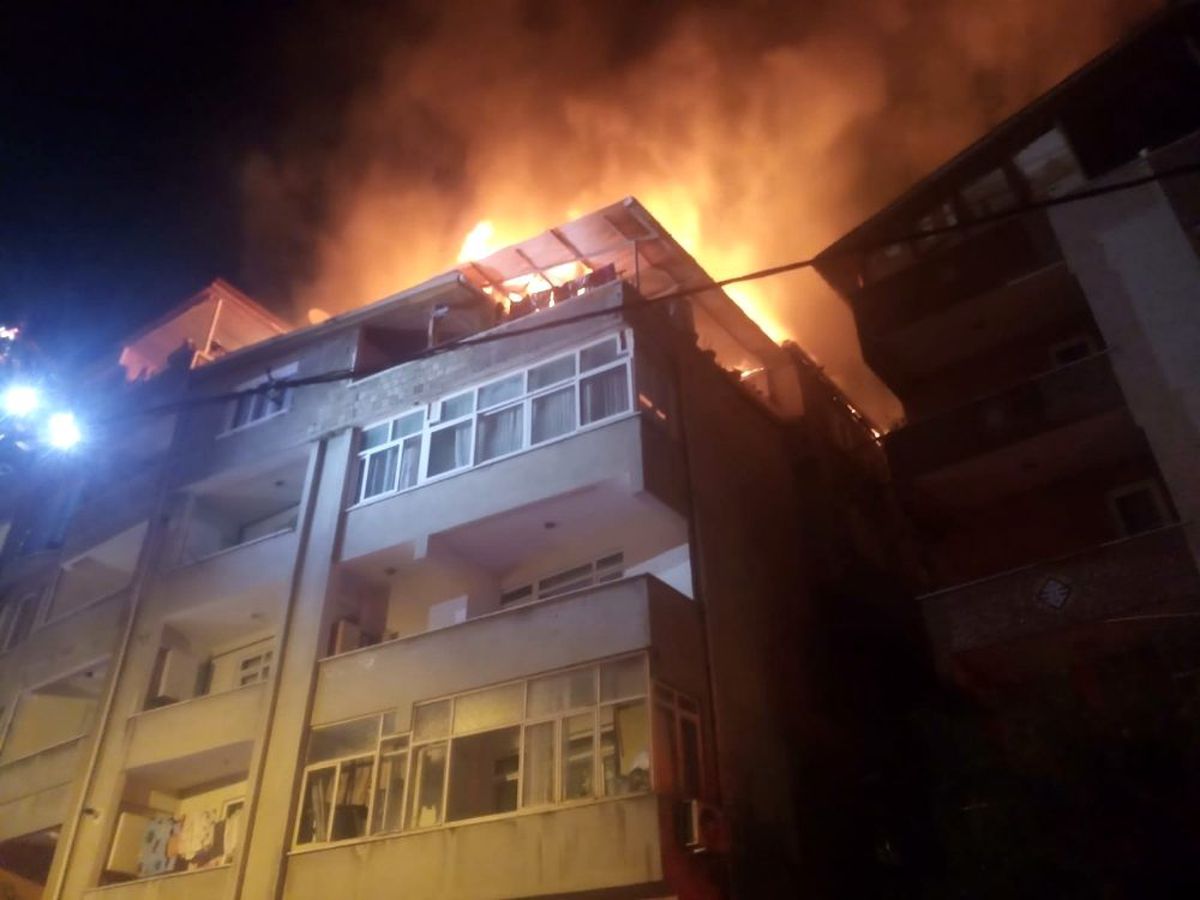 4 katlı binanın çatı katı alev alev yandı