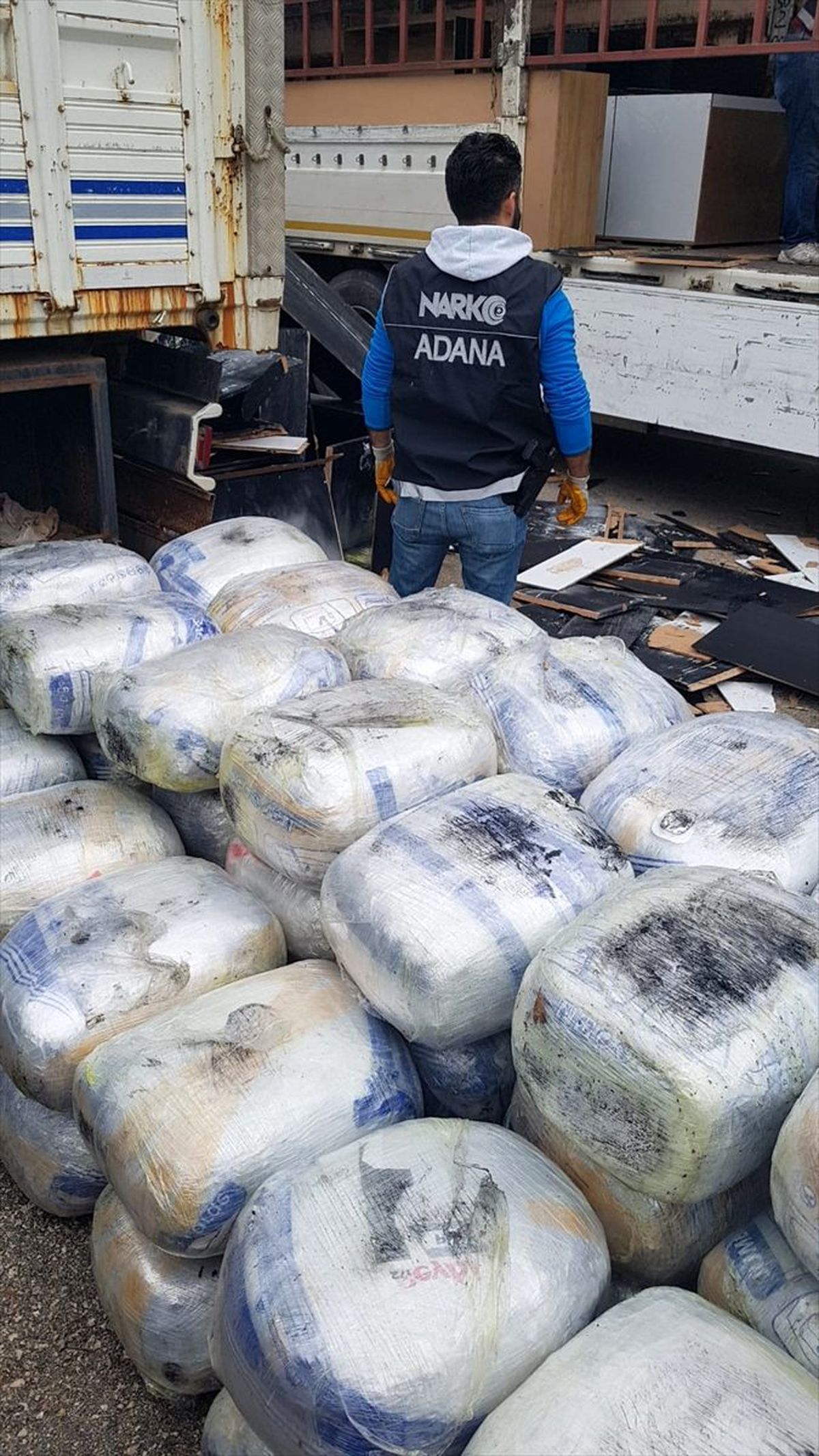 Adana\'da tırda mobilyalar arasına gizlenmiş 721 kilo 600 gram esrar bulundu