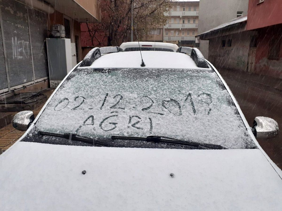 Ağrı haftaya kar yağışıyla başladı