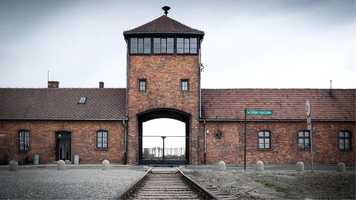 Amazon, Nazilerin ölüm kampı Auschwitz\'in görüntülerini içeren Noel süslerini kaldırdı