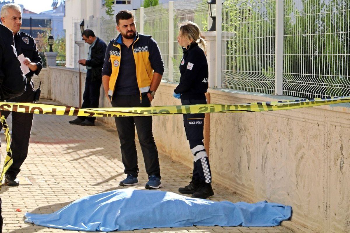 Annesinin pencereden düşüp öldüğünü duyunca sinir krizi geçirdi