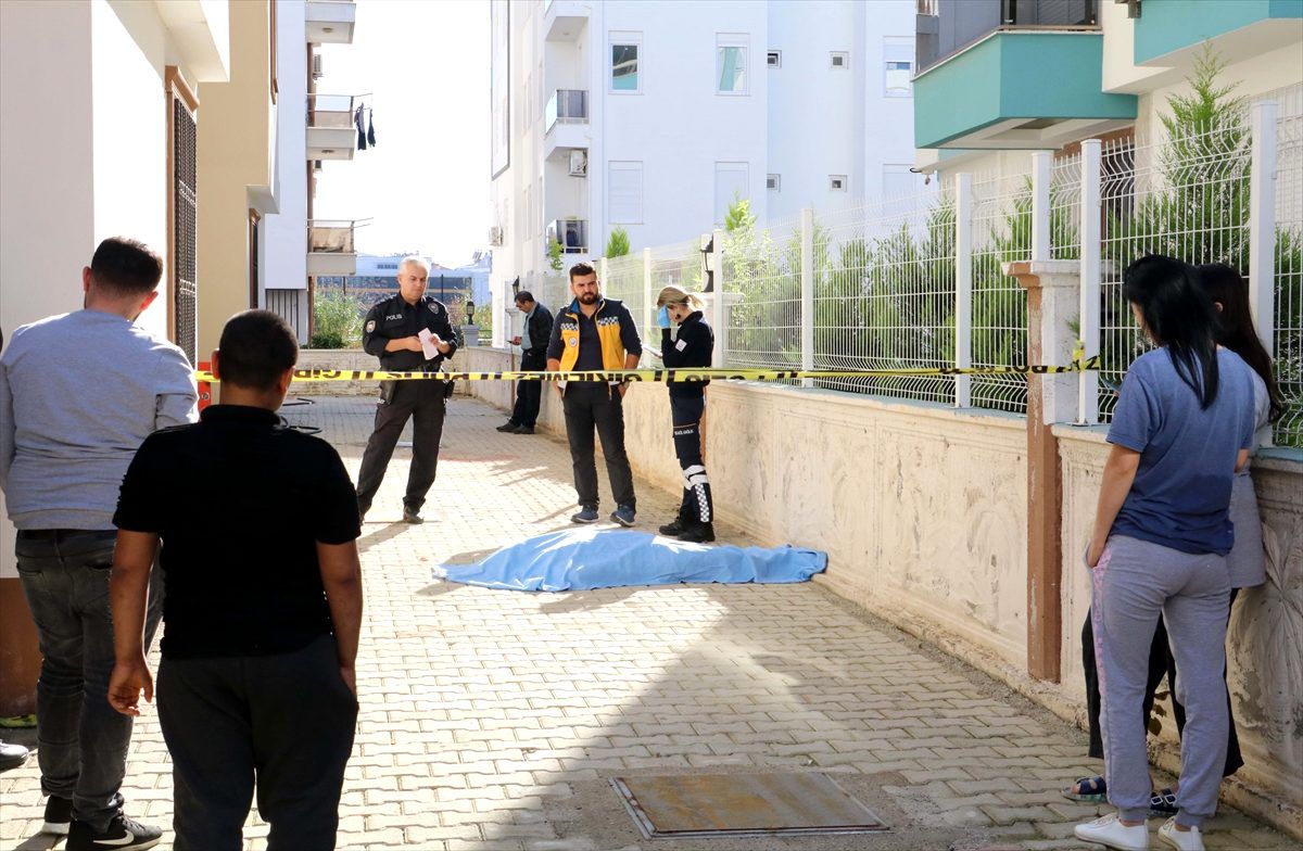 Antalya\'da dördüncü kattaki dairenin penceresinden düşen kadın öldü