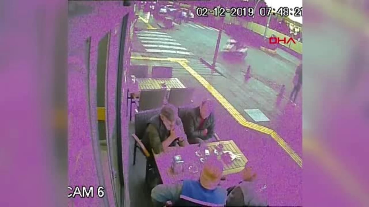 Antalya otomobil, kaldırımdaki masa sandalyelere çarptı, 4 kişi kıl payı kurtuldu