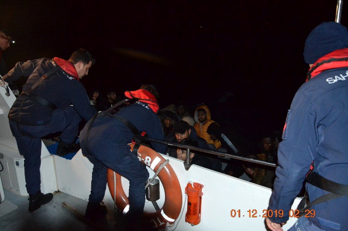 Ayvalık\'ta 48 düzensiz göçmen Sahil Güvenlik tarafından yakalandı