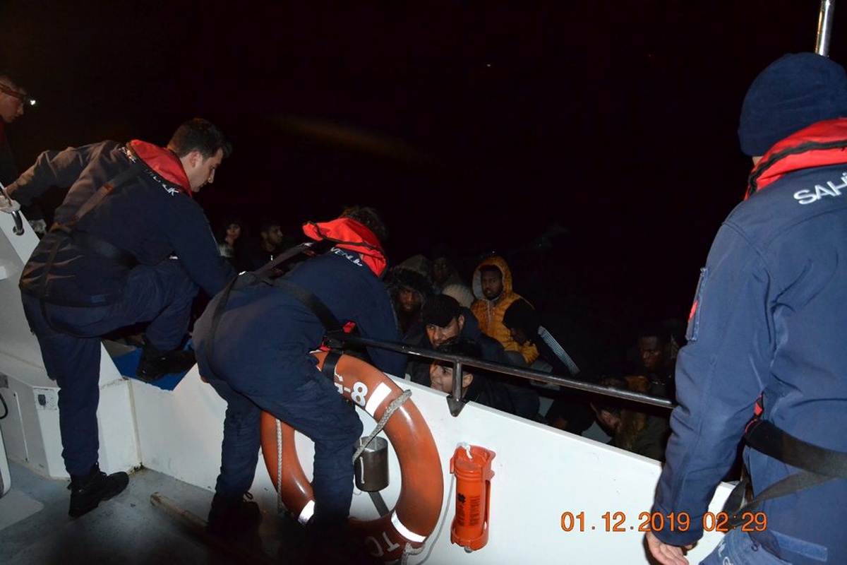 Ayvalık\'ta 48 düzensiz göçmen yakalandı