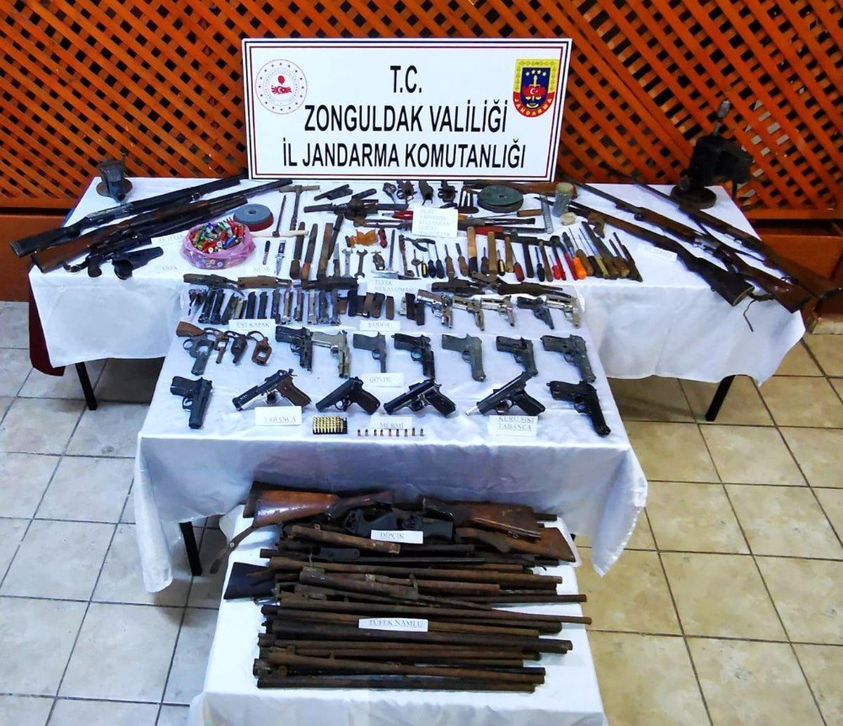 Barakadan cephane çıktı