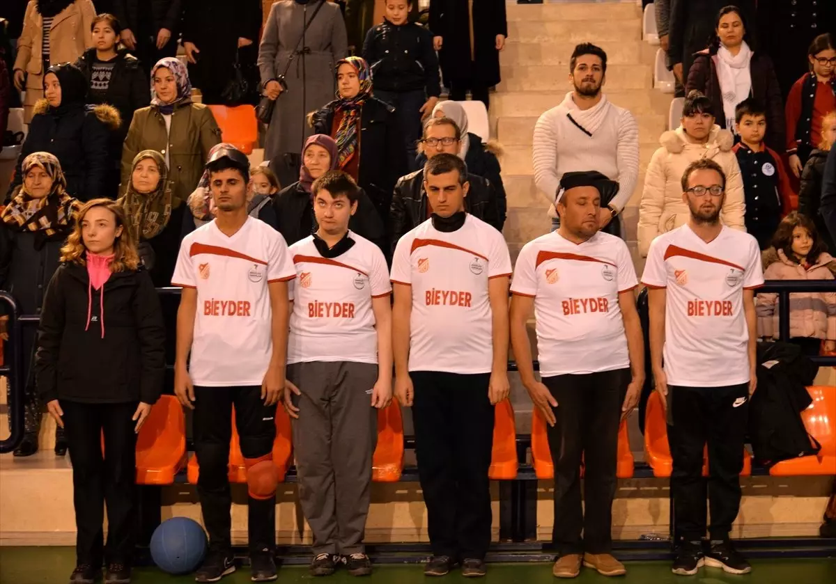 Bileciksporlu futbolcular engellilerle goalball maçı yaptı