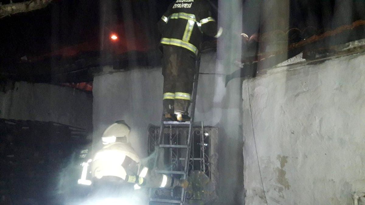 Burhaniye\'de baca yangını evi kul etti