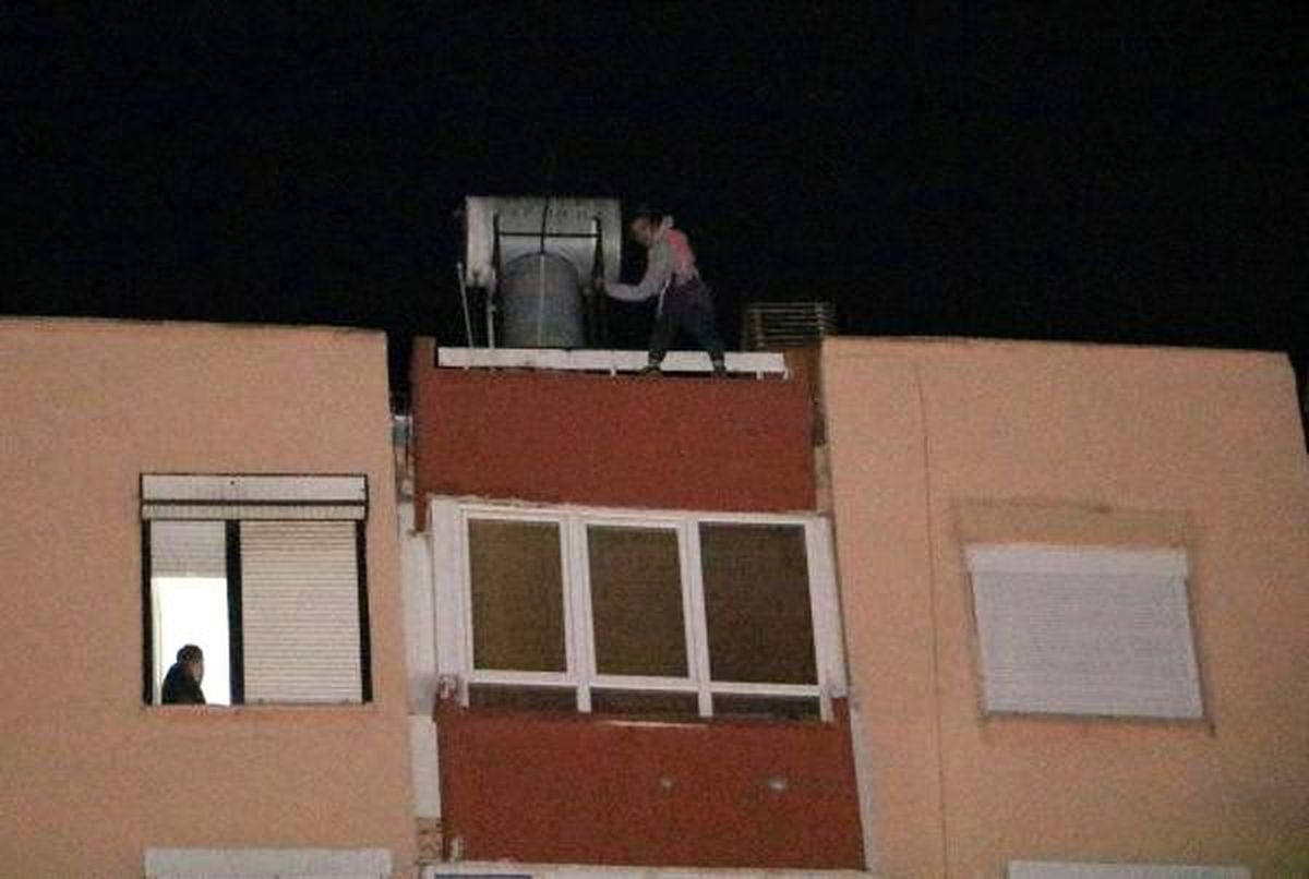 Çatıya çıkan kadın 3 saatte ikna edildi