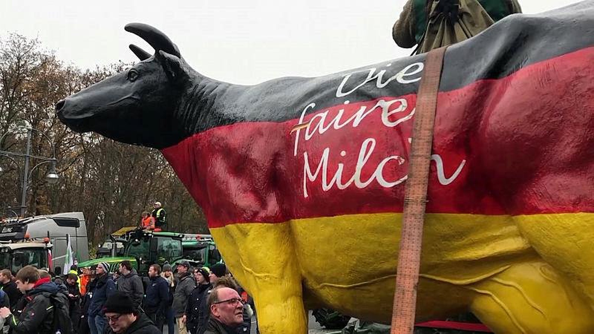 Çevreci politikaları kısıtlayıcı bulan Alman çiftçiler binlerce traktör ile Berlin\'i felç etti