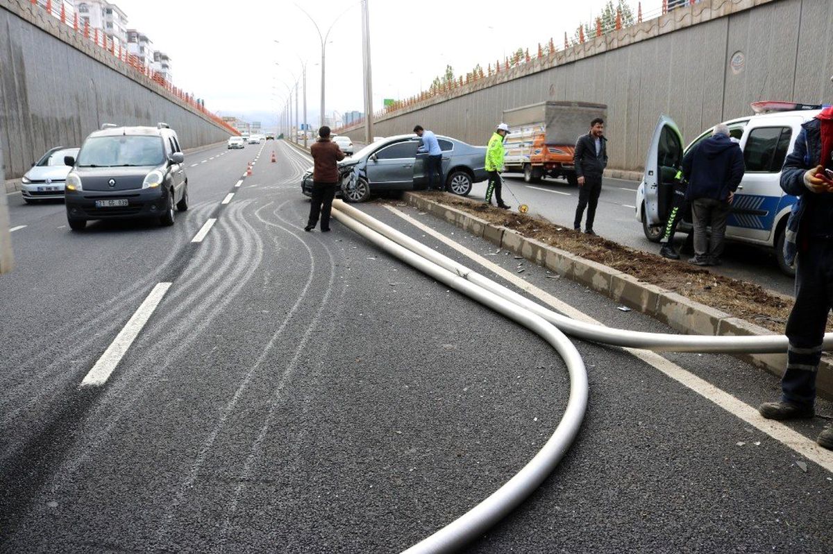 Diyarbakır\'da sağanak yağmur kazaya neden oldu: 2 yaralı