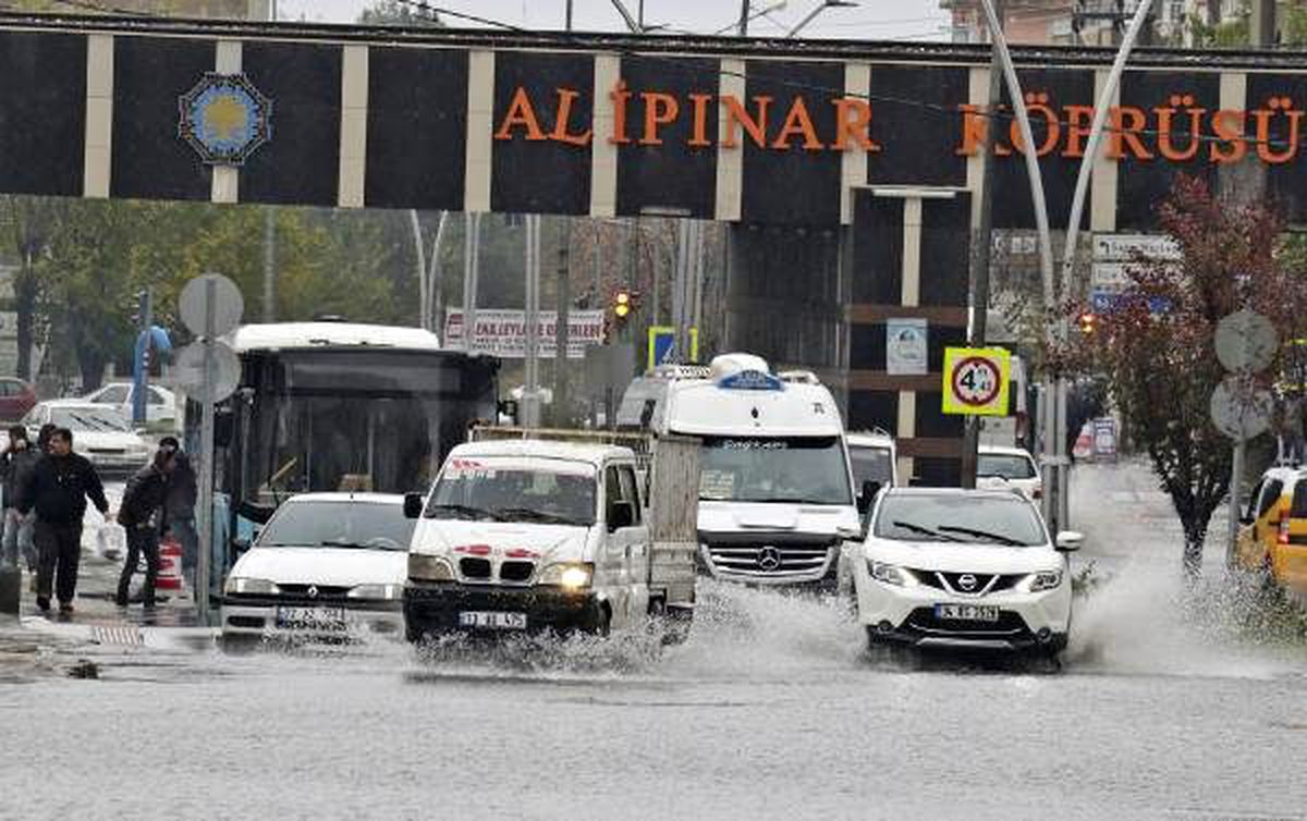 Diyarbakır\'da yağmur caddeleri göle çevirdi
