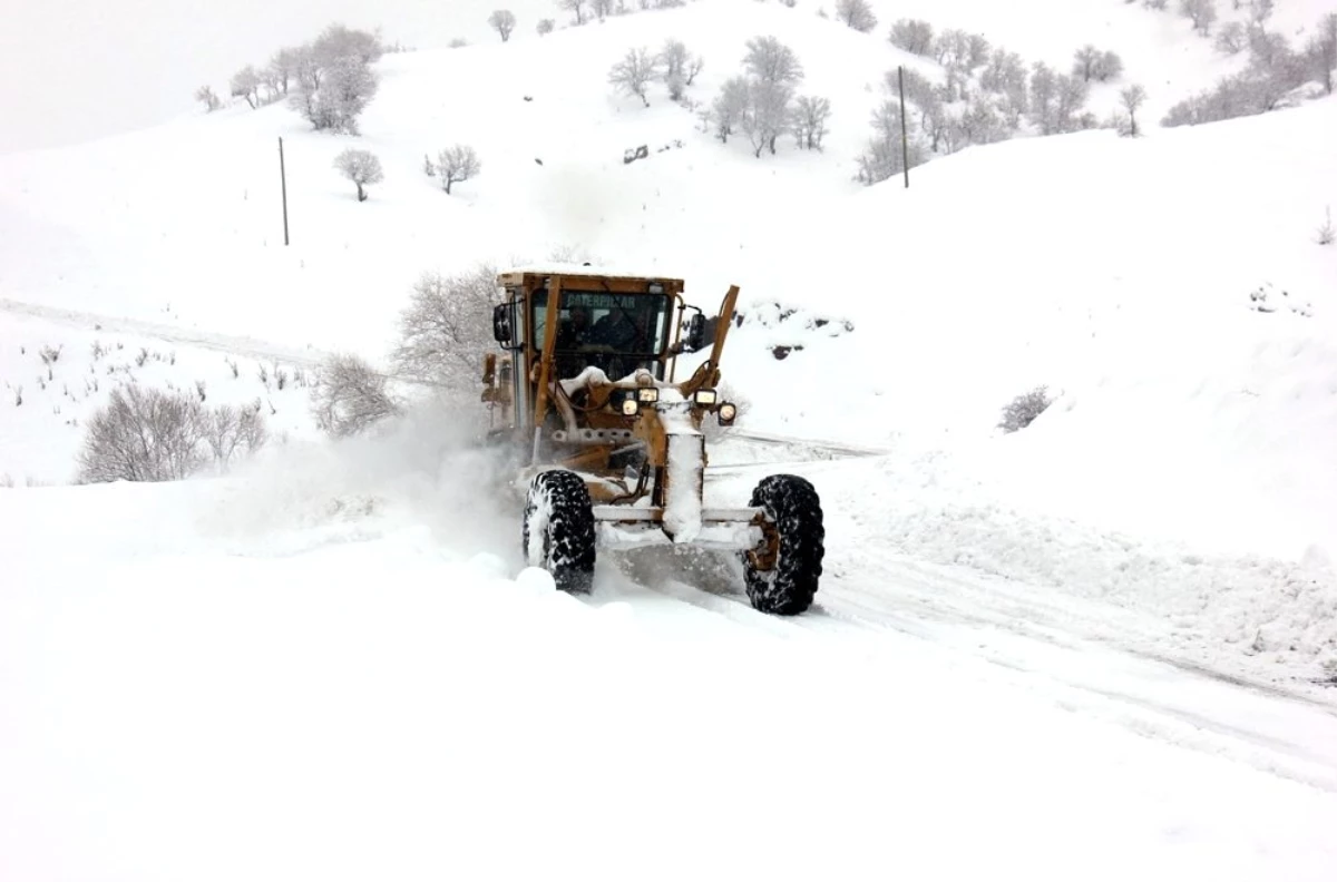 Doğu\'da kar, tipi köy yollarını ulaşıma kapadı