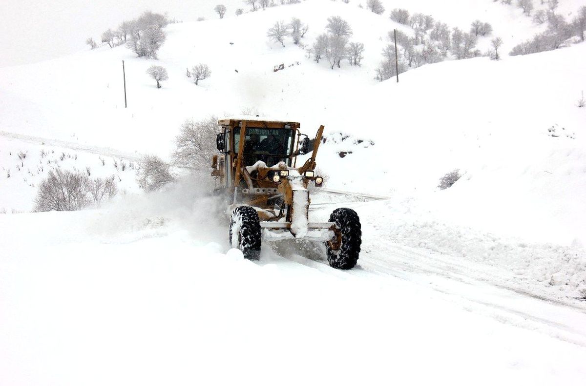 Doğu\'da kar, tipi köy yollarını ulaşıma kapadı