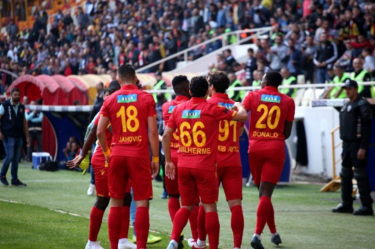 Dünya Engelliler Günü\'nde engelli çocuklara sürpriz hediyeler