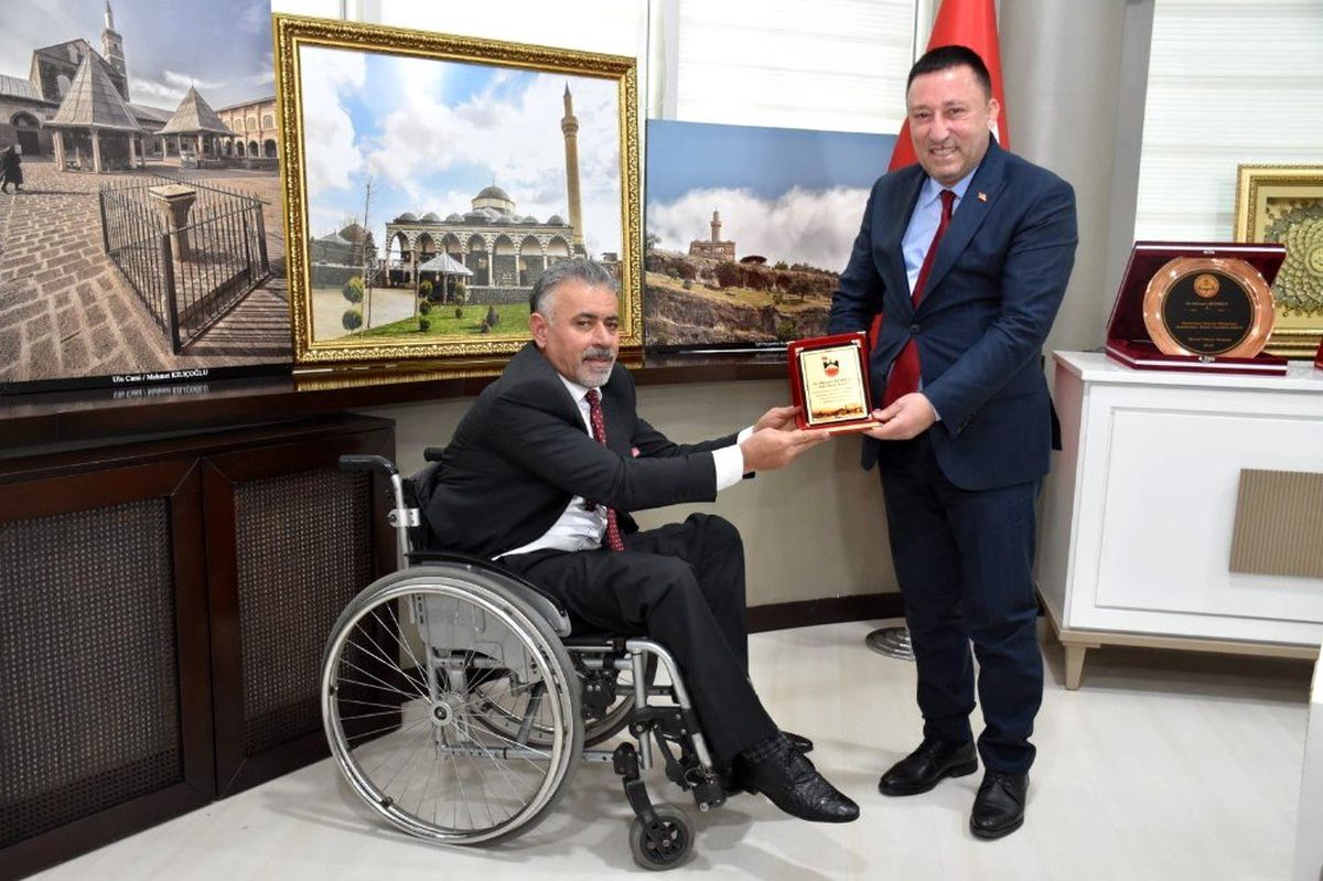 Dünya Engelliler Günü öncesinde Başkan Beyoğlu\'na plaket