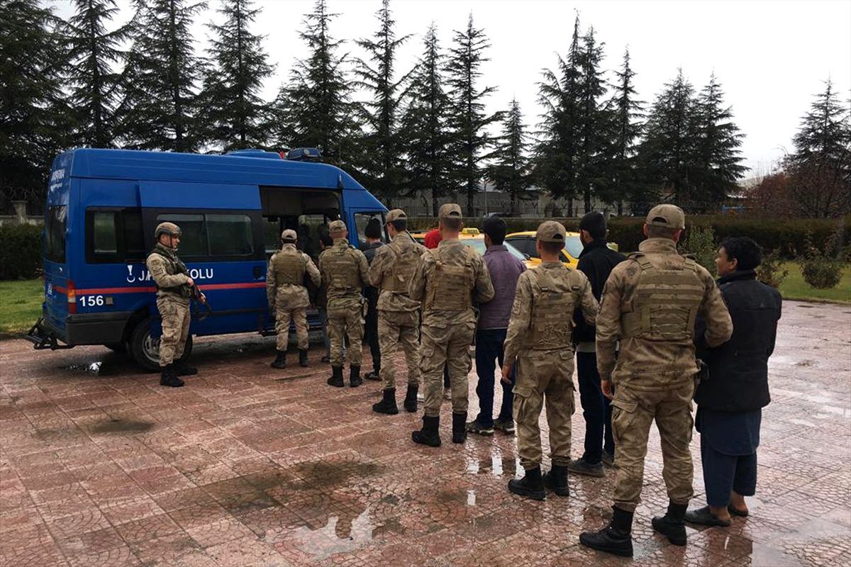 Elazığ\'da 8 düzensiz göçmen yakalandı